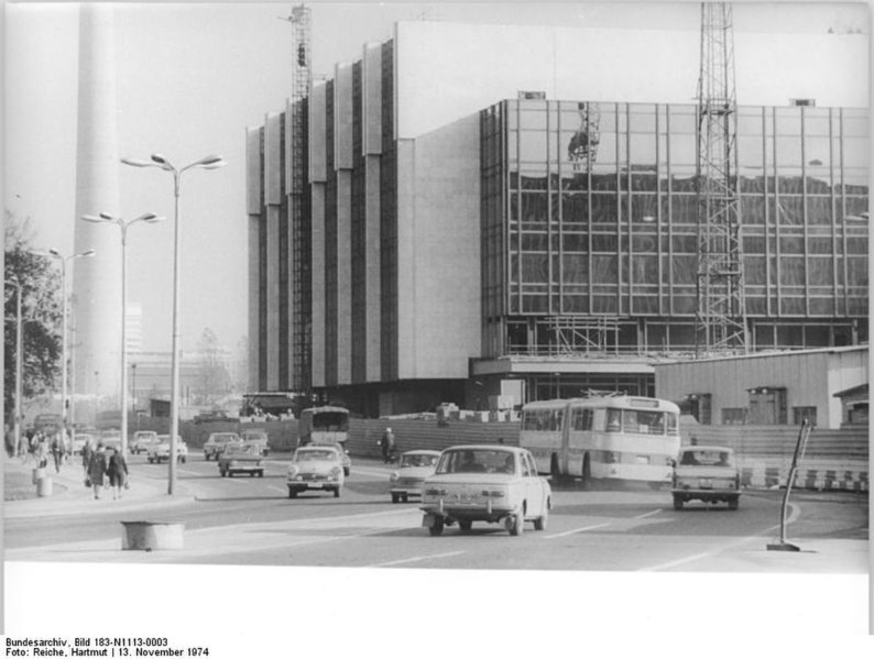 File:Bundesarchiv Bild 183-N1113-0003, Berlin, Palast der Republik, Bau.jpg