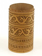 Small bamboo tobacco tube. Such handicrafts are popular with tourists. COLLECTIE TROPENMUSEUM Bamboe tabakskoker met stop TMnr 3555-34.jpg