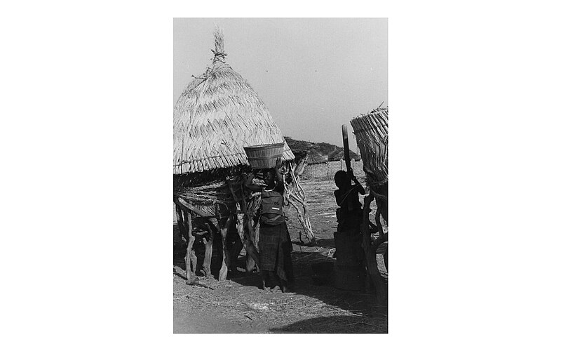 File:COLLECTIE TROPENMUSEUM De mil of sorghum wordt in manden of met wagentjes naar huis gereden en dan opgeslagen in een soort silo's, de zogenaamde Toudougou TMnr 20010796 - Burkina Faso, 1973.jpg