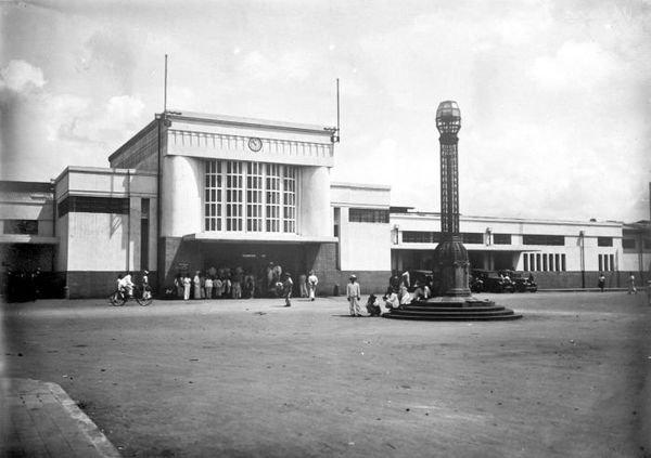 The south entrance of Bandung Station ca. 1930 with a monument commemorating the 50th anniversary of Staatsspoorwegen