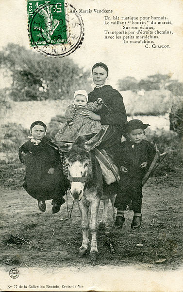 File:CPA Boutain femme enfant mule.jpg