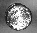 Californium (échantillon de 10 mg large d'environ 1 mm).