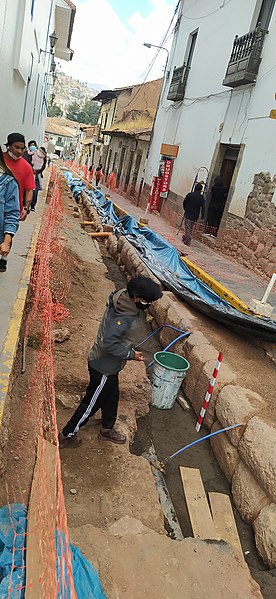 File:Calles Abracitos Zeta y Mut'uchaka en Cusco 06.jpg