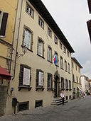 Camaiore, palazzo distaccato del comune, sede museo archeologico e biblioteca.JPG