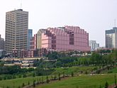 Ružičasta kanadska građevina u Edmontonu, u Alberti, jedan od najpoznatijih poslovnih objekata roze boje.
