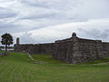 Vista del Castillo de San Marcos con la empalizada construida para proteger la ciudad.