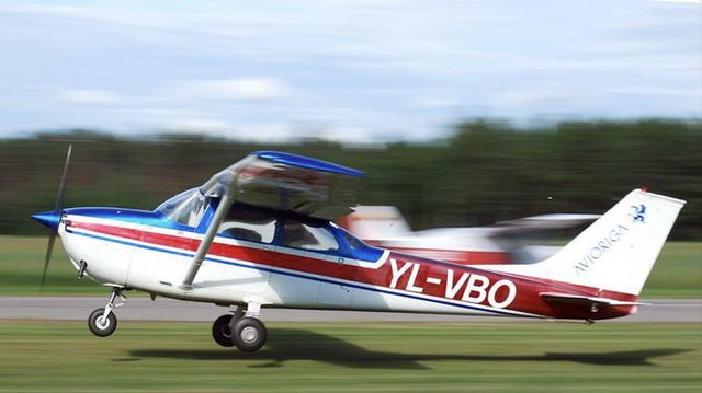 640px-Cessna_F172K_take_off_from_the_gra