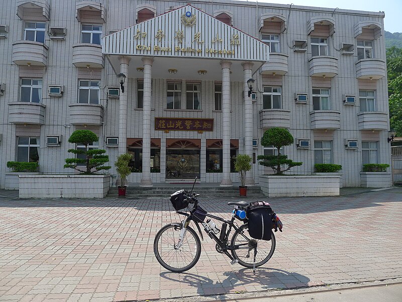 File:Chi Bun Police Hostel and Giant bicycle 20111018.jpg