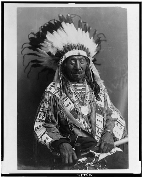 File:Chief Red Cloud, half-length portrait, seated, facing front; holding peace pipe LCCN91732038.jpg