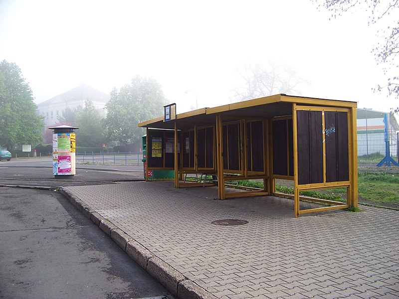 File:Chlumec (UL), Ústecká, autobusové stanoviště, čelní zastávka.jpg