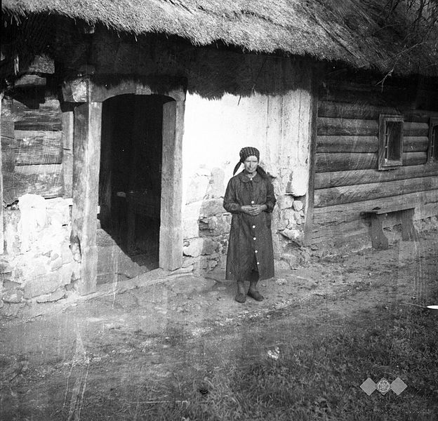 File:Cilka Lapajne pred hišo, Medvedica 1948.jpg