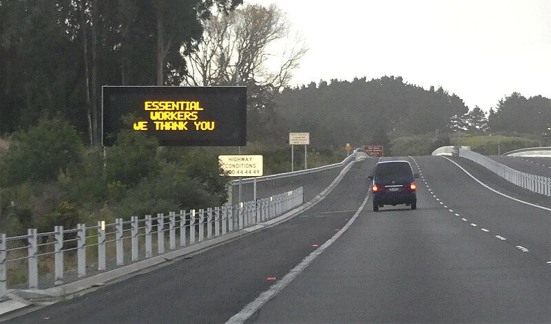 File:Covid-19 'Alert Level 4' highway sign 'Essential Workers We Thank You', Waikanae.jpg