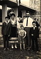 Семья из Црна-Травы у памятника павшим партизанам во Второй мировой войне в селе Байинци, 1960 год, женщина одета в традиционный костюм