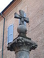 San Pietro, croce romanica sul sagrato.