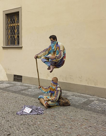 אמני רחוב בפרג שבצ'כיה, מבצעים את תעלול החבל ההודי.