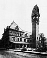 Chicago Dearborn (inaczej Polk St; 1883): jedna z najsmuklejszych wież dworcowych jako centrum kompozycji