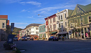 Main Street de Walnut Street à Bridge Street près de NY 30