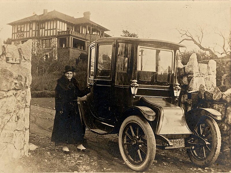 File:Dr. Evlyn Farris and her Electric Car in 1919 (7126943085).jpg