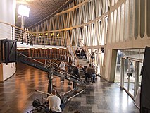 Foyer mit Blick auf die Decke aus Betonfertigteilen