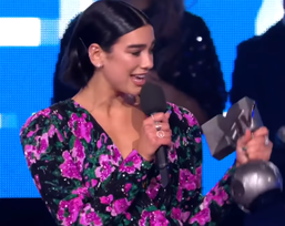 Dua Lipa enchainant les awards. Ici au 2018 MTV EMAs à Bilbao en Espagne recevant l'award Best Pop.