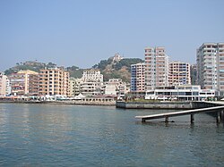 Durazzo vista dalla passeggiata a mare con la villa di re Zogu che spunta sulla cima delle colline sullo sfondo