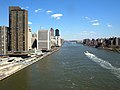 East River mengalir melewati Upper East Side