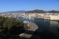 展望回廊からの東側の眺望 沼津港の背後に沼津アルプスの香貫山、その左奥に箱根山