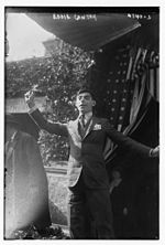 Миниатюра для Файл:Eddie Cantor in 1918 with hand raised.jpg
