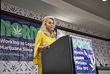 Eleanora Kennedy présente le récipiendaire du prix Michael J. Kennedy pour la justice sociale 2019 de NORML.  Photo reproduite avec l'aimable autorisation de NORML, autorisation accordée.