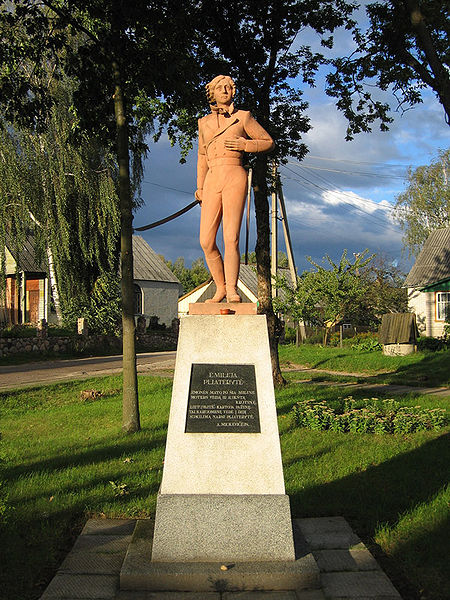 File:Emilija Pliateryte monument in Kapciamiestis.jpg