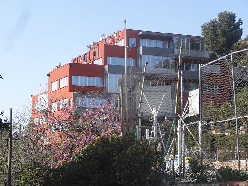 File:Escola Virolai vista des del Parc Güell - Barcelona.JPG