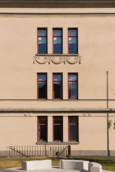 File:Facade details of Olaigatan 25, Örebro.jpg