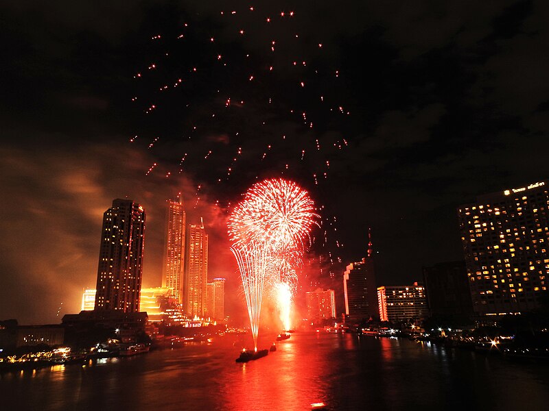 File:Fireworks in Thailand beginning 2020 by Peak Hora DSCN4343.jpg