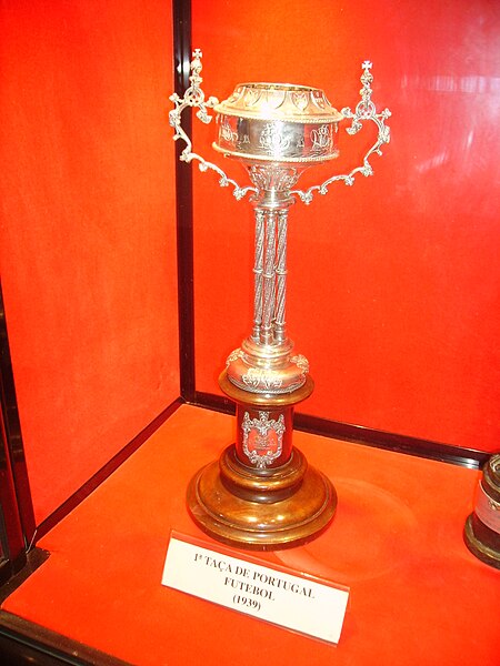 Replica of the Taça de Portugal trophy first awarded to Académica de Coimbra in 1939.
