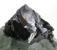 Krystaly galenitu a fluoritu, Důl Gibraltar, Chihuahua, Mexiko