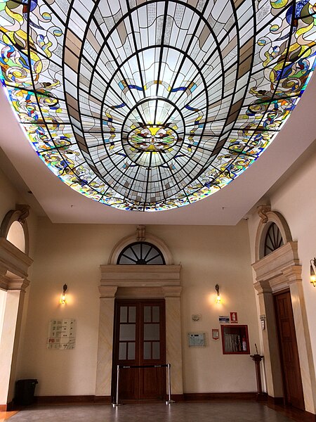 File:Foyer (planta baja) del Teatro Capitol.jpg