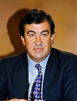 Francisco Álvarez-Cascos durante la rueda de prensa posterior al Consejo de Ministros. Pool Moncloa. 1 de julio de 1996 (cropped).jpeg