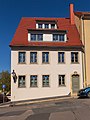 Wohnhaus in Ecklage und halboffener Bebauung