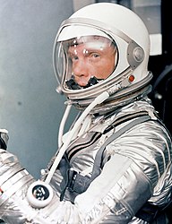 John Glenn en traje espacial con casco presurizado.