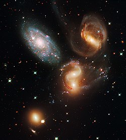 מכיל את הגלקסיות: NGC 7320, NGC7319, NGC 7318, NGC 7317