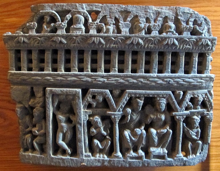 File:Gandhara, rilievo con personaggi principeschi in un edificio.JPG