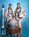 Hlavná posádka letu Gemini X – Michael Collins (vpravo) a John Young (vľavo)