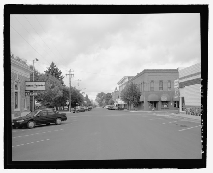 File:General topographic view of Lakeview Historic District, view looking west on Center Street, with intersection of E and Center Street in foreground - Lakeview Downtown Historic District, HABS OR-176-8.tif