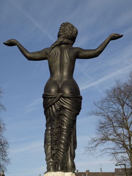 File:Gerechtigkeitsbrunnen Platz der Republik Wuppertal 07.jpg