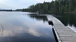 Getsjön, sedd från södra stranden vid Friluftsgården Getsjötorp. I fonden syns en tallbeklädd liten ö i höjd med Sjönäset.