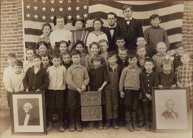 A 1915 class at Geyer School