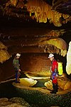 Dva jeskyňáři v propasti Padirac (mezi bivakem 5000 a Allées Cavalieres) ve Francii
