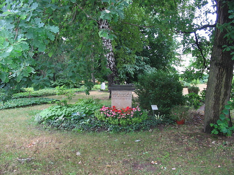 Der Alte Friedhof oder Pestfriedhof 800px-Grabstein_August_Josef_Ludwig_von_Wackerbarth1