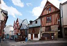 Photographie d'un côté de la rue.