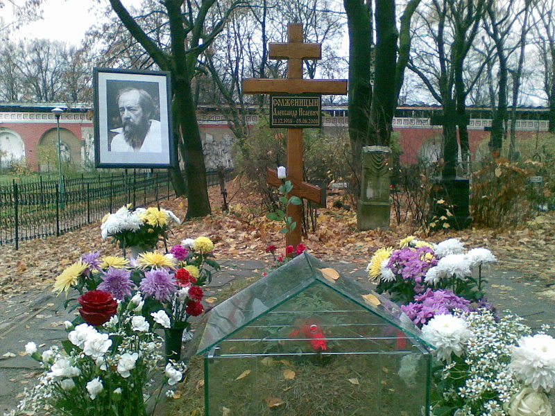 File:Grave of Alexander Solzhenitsyn.jpg